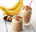 タリーズコーヒー初“バナナホイップクリーム”入り限定ドリンク「バナナキャラメルクランチラテ」発売