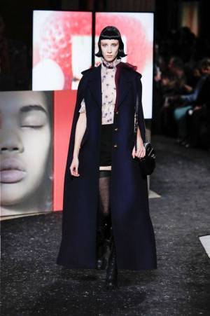 ミュウミュウ 2019年秋冬コレクション - ケープを脱ぎ捨てれば花々が咲く楽園が広がっている