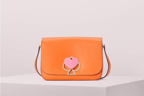 ケイト・スペードの「スペード」クロージャーバッグに19年夏の新色、"花占い"着想のアクセも