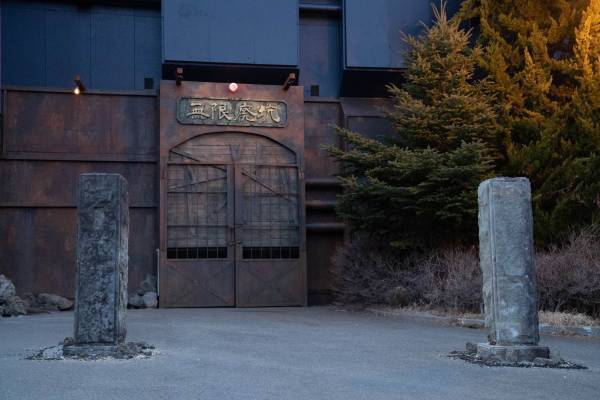 富士急ハイランド“暗闇の廃坑”をトロッコで進む新アトラクション「無限廃坑」両腕は拘束で