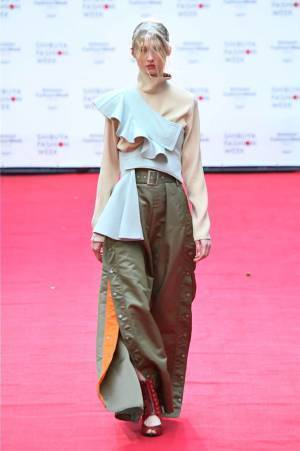 シロマ 2019-20年秋冬コレクション - 風を受けて揺れ動く、躍動する造形美