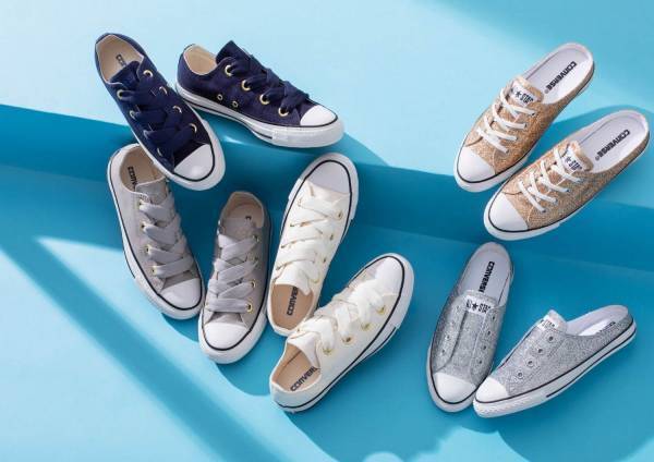 コンバース“リボン風”太幅シューレースのレディーススニーカー＆ミュールタイプのグリッタースニーカー