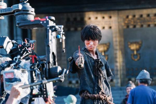 映画『キングダム』メイキング写真展が六本木ヒルズで、山﨑賢人＆吉沢亮のオフショットや衣装展示