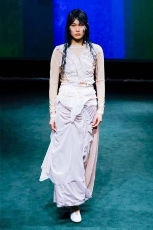 アカリミヤヅ 2019秋冬コレクション、無垢な少女が傷つきながら見つけた答えとは？