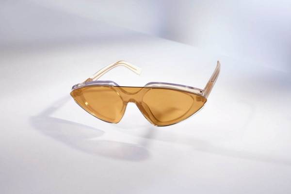 スポーツマックス初のサングラス、メタル×クリア素材のフューチャーリスティックなデザイン