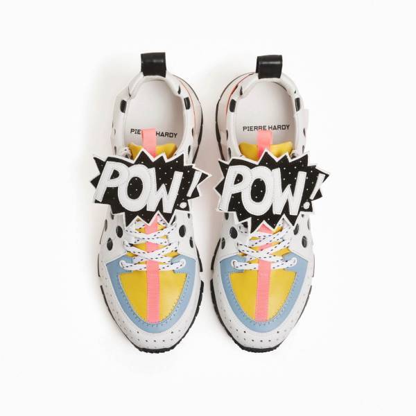 ピエール アルディ「POW」パッチを飾ったスニーカー、60年代ポップアートにオマージュ