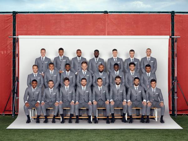 メッシらがトム ブラウンのスーツを着用、FC バルセロナの公式チームポートレート