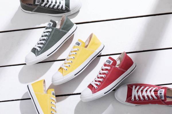 コンバースの新作シューズ、かかとを“踏んでも”履けるリゾートスニーカー