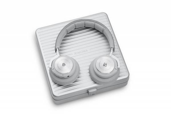 リモワ×デンマーク発「バング & オルフセン」の限定ヘッドホン、リモワのアルミニウムケース入り