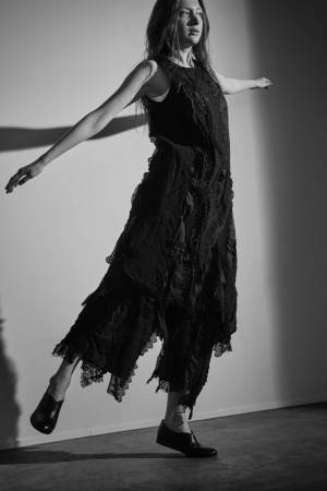 Y'sの三越伊勢丹限定、レーステープを複雑に刺繍した"職人仕上げ"のドレス＆パンツ