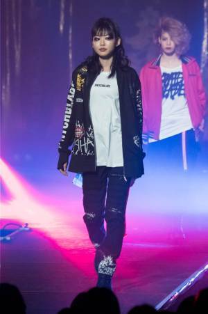 元ロエン高原啓×HYDEの「スイッチブレード」と「ブラック ハニー チリ クッキー」合同ショー開催