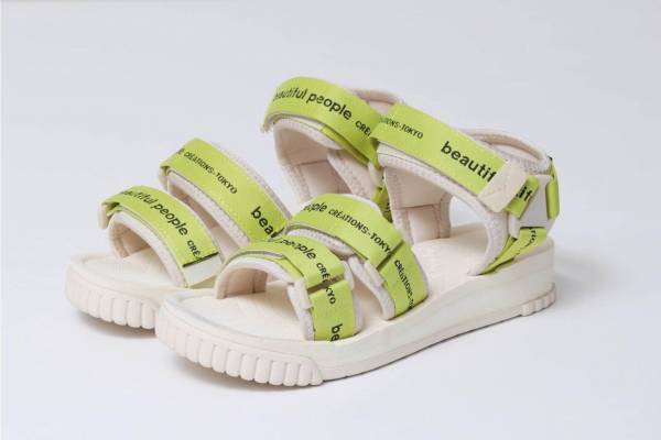 ビューティフルピープルのロゴ入りストラップサンダル、「SHAKA」コラボで発売