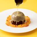リンツ ショコラ カフェから“ドーム”を溶かして食べ進める、オレンジ×ショコラの期間限定デザート
