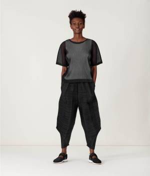 プリーツ プリーズ イッセイ ミヤケの新作ウェア、溶けていく金属の様子をプリントしたワンピース