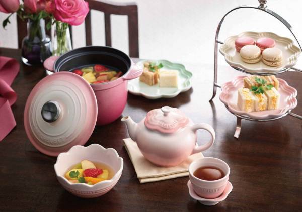 ル・クルーゼ"花モチーフ"のキッチンウェアに限定色、「ブーケピンク」のココット・エブリィ鍋など
