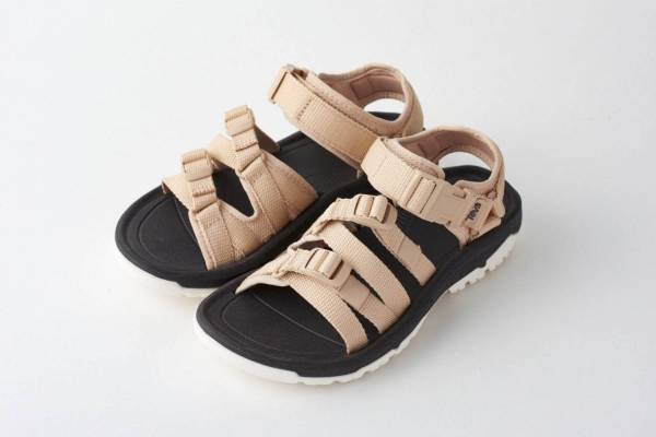 テバ×エミのスポーツサンダル第2弾、ベージュのワントーン＆華奢ストラップのフェミニンな一足