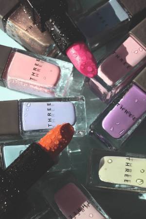 THREE「雨色の世界」に着想した夏コスメ、透かして発色する限定リップや“雨色”ネイルなど