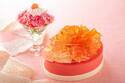 ヒルトン東京「スイーツ・ブーケ」ホワイトチョコのカーネーションを飾ったムースケーキ