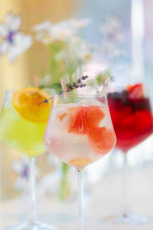 「バリーカフェ」銀座に限定オープン"デイジー"が咲くアルプスを表現、フルーツティーやシフォンケーキ