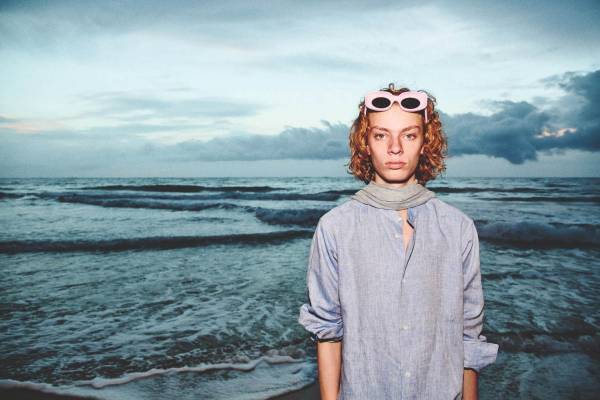 ロエベと伝説ブティック「パウラズ イビザ」コラボ第3弾、リゾート感たっぷりのウェア&アクセサリー