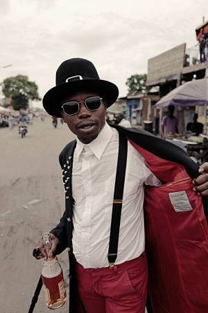 ヨウジヤマモトを纏うコンゴのファッショニスタ「サプール」の写真集『Yohjiを愛したサプール』発売