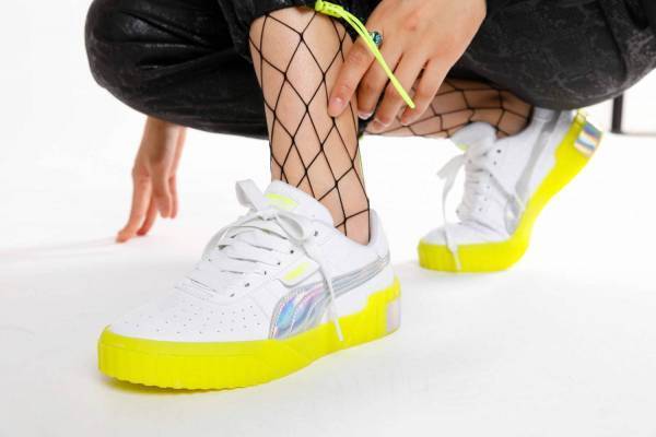 プーマのアトモス ピンク別注スニーカー「カリ」"ネオンイエロー"ソール＆輝くフォームストライプ