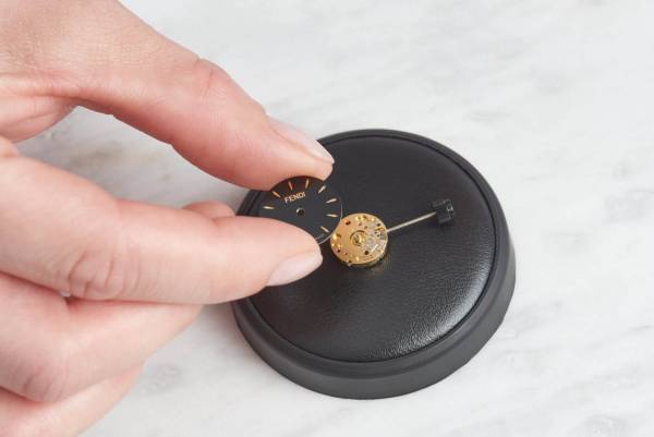 フェンディの新作ウォッチ「フォーエバー フェンディ」FFロゴのブレスレット×64個のダイヤ付き