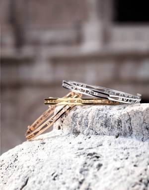 ブルガリ、コロセウムに着想したジュエリー「ビー･ゼロワン」“BVLGARI”ロゴ入り新作ブレスレット