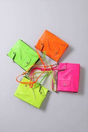 ビューティフルピープルの“ライダース風”トートバッグ&クラッチ、新色ネオンカラーを札幌で先行発売