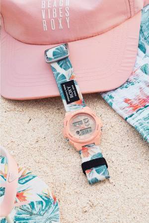 BABY-G×ロキシーのコラボウォッチ、付け替えできる"花柄＆ピンク色"ストラップ
