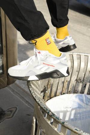 リーボック クラシック×have a good timeコラボスニーカー、モノトーンに赤ロゴを配置