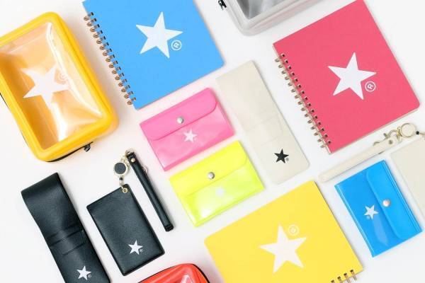 コンバース トウキョウ"ネオンカラー"のノート＆カードケース、文具メーカー・ハイタイドとコラボ