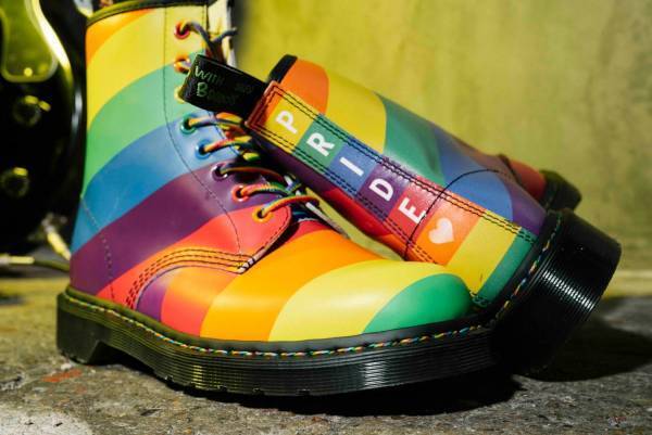 ドクターマーチン"レインボーカラー"の「プライド」ブーツ、撫でると色が変わるスパンコールモデルも