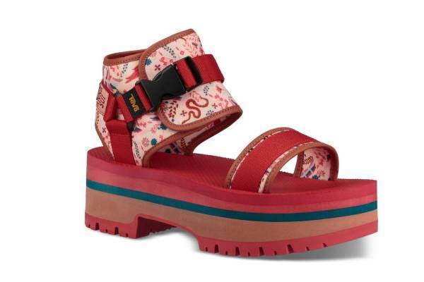 テバ×アナ スイのエキゾチックな南国モチーフの限定サンダル、高級レザーのストラップ付き