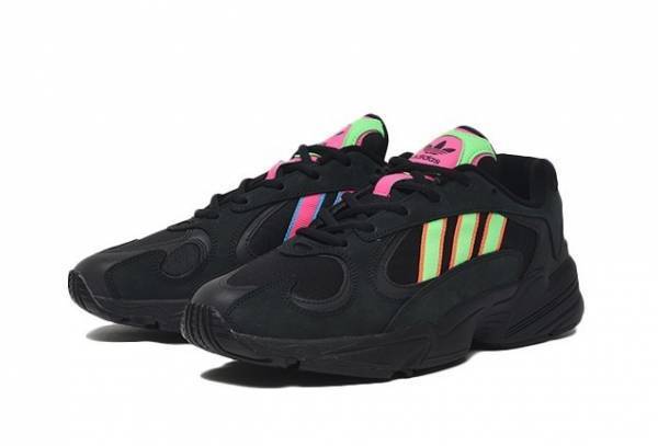 アディダス オリジナルス限定シューズ「YUNG-1」“サイケデリック”なピンクやブルーを左右非対称に