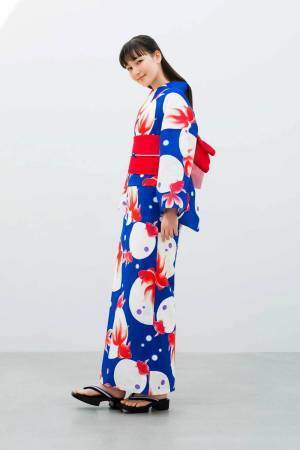 きものやまと19年新作ゆかた「ジャパン・ブルー」をベースに金魚や椿の花をあしらって