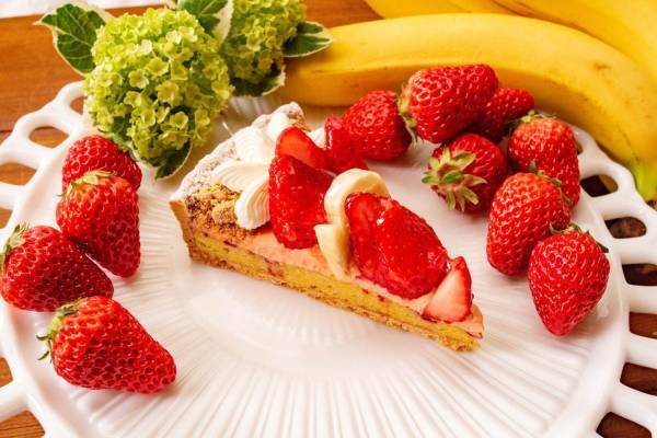 キル フェ ボン“母の日”限定「イチゴとバナナのフラワータルト ～ローズ風味～」北欧の野花をイメージ