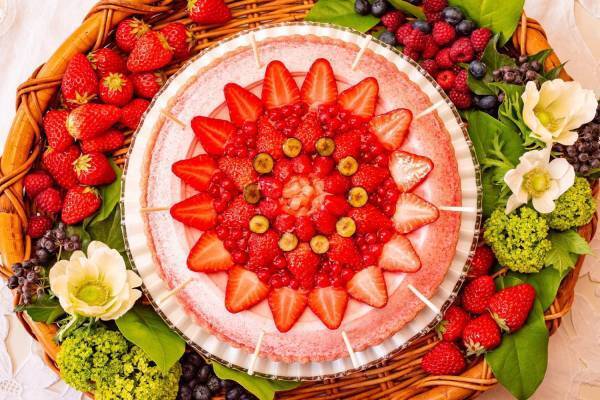 キル フェ ボンのグランフロント大阪限定「ミックスフルーツジュースのタルト」桃のコンポートや苺を使用