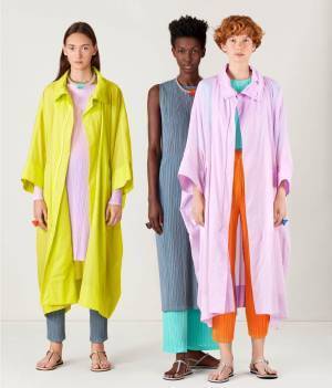 プリーツ プリーズ イッセイ ミヤケ新作、ガラスの透明感を表現したカラフルなドレスやアクセなど