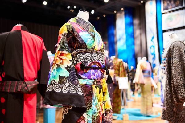 「東京キモノショー」日本橋で、シリウス星着想のきもの展示や男性が主役のファッションショー