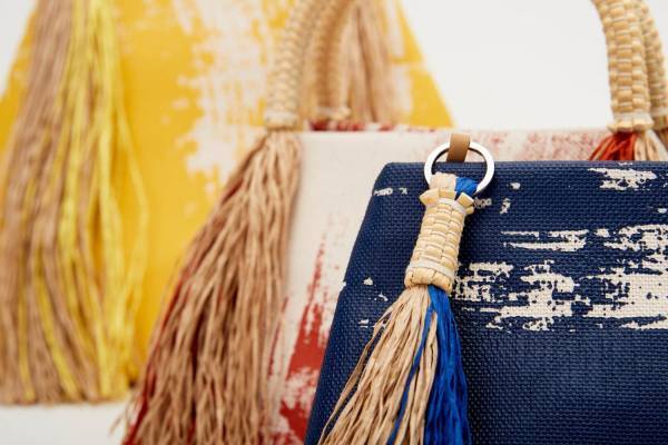 イッセイ ミヤケから、中津箒の"ほうき職人"の技が加わった新作「ブルーム バッグ」