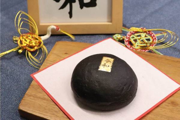 老舗蜂蜜店が手掛けるクリームパン専門店「キンイロ」の新元号“令和”を祝した黒色クリームパン