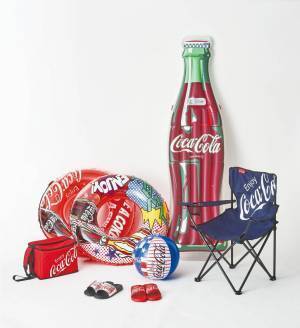 「コカ・コーラ」のアウトドアレジャーグッズ、ポップなうきわやキャリーワゴンなど