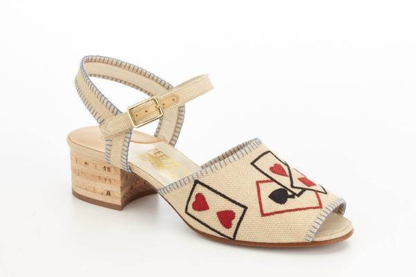 サルヴァトーレ フェラガモの復刻シューズ、カラフルなかぎ針編みやリボン編み込みサンダルなど5種