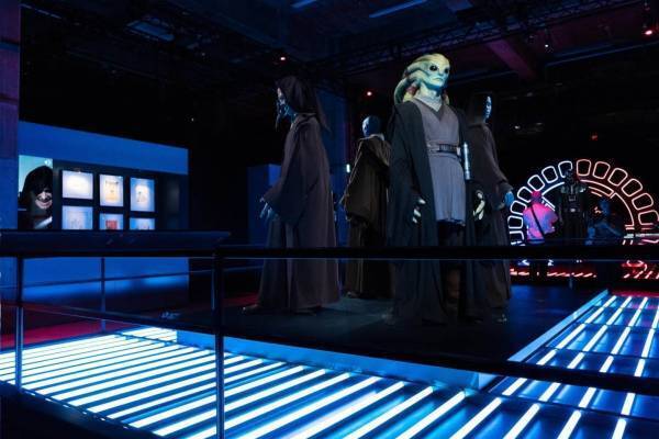 東京で「スター・ウォーズ アイデンティティーズ：ザ・エキシビション」約200の小道具や衣装