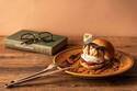 ベン＆ジェリーズ×グロリアスチェーンカフェ、ナッツ香るアイスバーガーやザクザク食感のサンデーなど