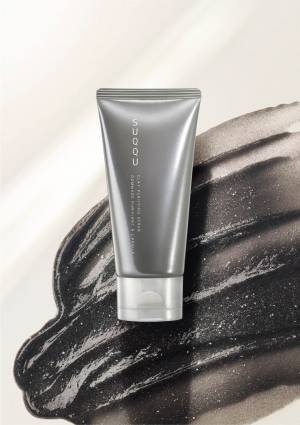 SUQQU “大人のためのスクラブ”クレイ＆炭配合の黒色クッションジェル