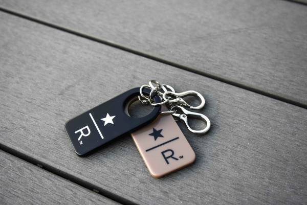 ビームス×スターバックスのトラベルグッズ、“ルームキー”風キーホルダーや歯磨き粉不要歯ブラシ