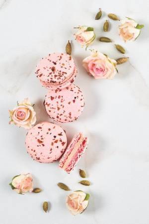ラデュレの新作マカロン「ローズ・カルダモン」バラ&スパイスのガナッシュ、バラモチーフのボックスも