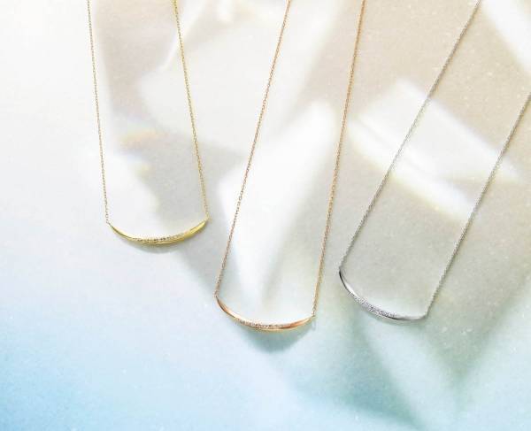 4℃の夏ジュエリー"海へ差し込む太陽の光"をイメージしたネックレスや白蝶貝のピアスなど